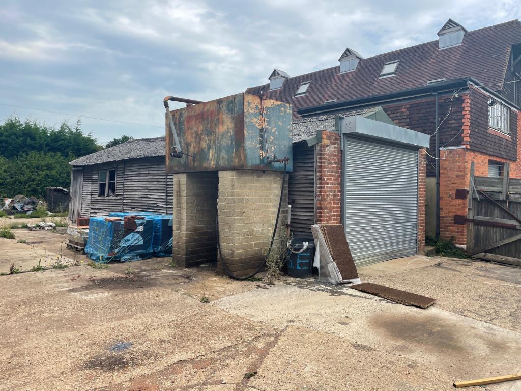 Lot: 59 - SUBSTANTIAL DETACHED OAST BUIDLING ARRANGED AS OFFICES & STORAGE WITH YARD & OUTBUILDINGS -